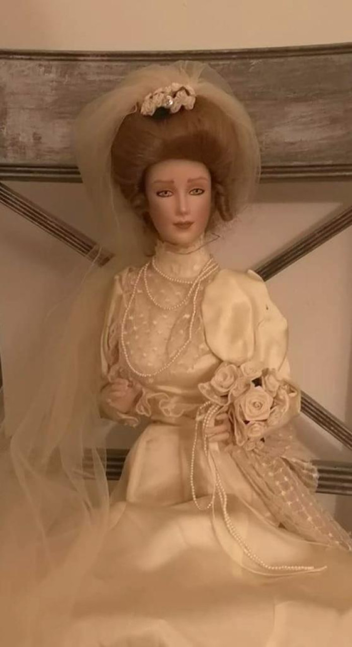 Elizabeth: a UK bridal doll tracked by investigator Lee Steer, associated with claims of unexplained scratches