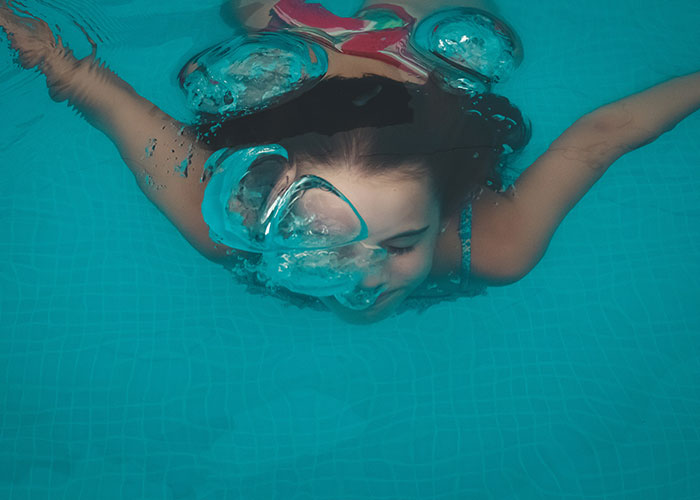 4. Teaching your kids to swim or trying to commit murder by drowning in broad daylight? Apparently, some people can’t tell the difference