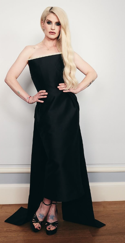 Backstage at Ozzy’s final show, Kelly beamed and hugged Sid as the Osbourne family cheered.