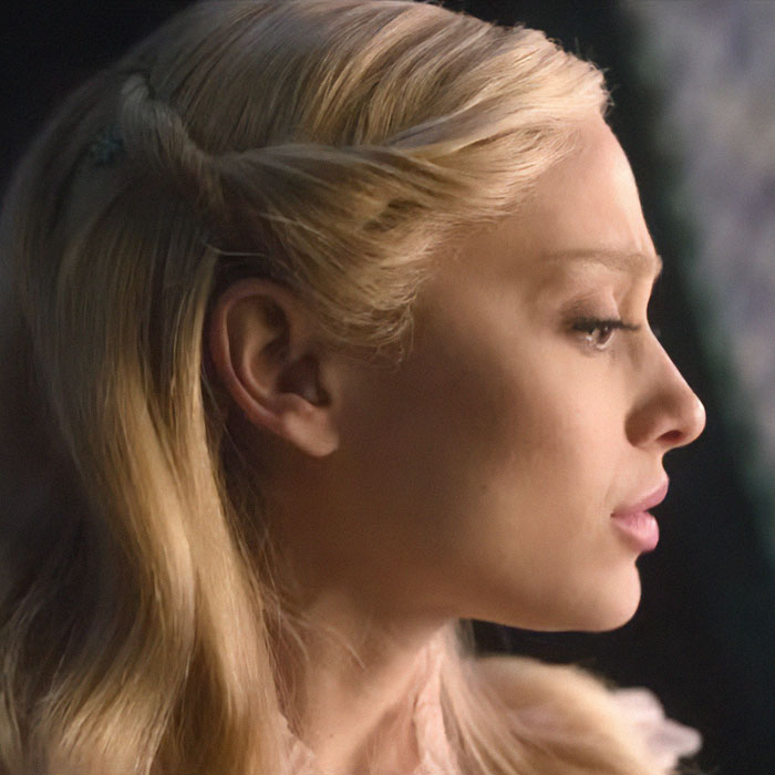 The issue in question? Ariana Grande's eyelashes!