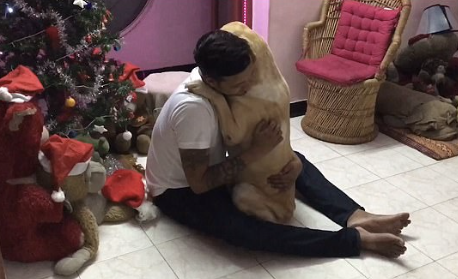 The dog and its owner hugged for a long time, creating a deeply touching moment.