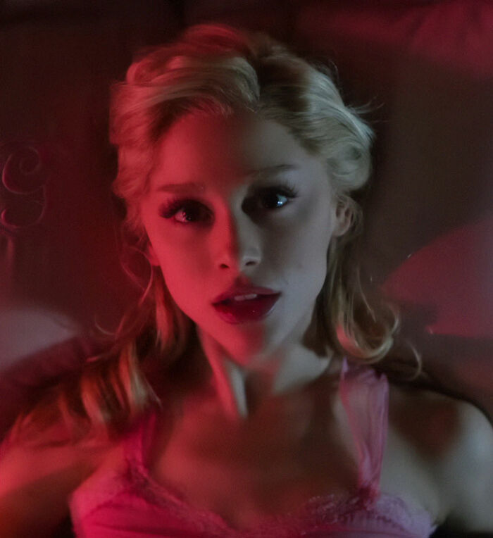 Many viewers have found Ari's lashes to be distracting and unsuited to the Oz era of the film.