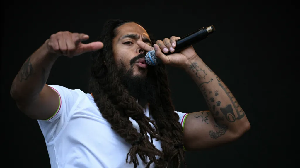 Irish rap group Kneecap, amid terror charges, cursed PM Starmer at Glastonbury.